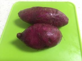 将紫薯洗干净，去皮