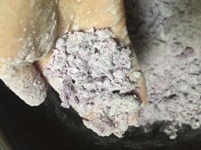 锅内加入木薯粉，将紫薯泥加入，揉匀，揉成不粘手的面团