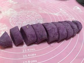 取出一部分搓成长条，滚刀切成小丁，就是生的紫薯芋圆