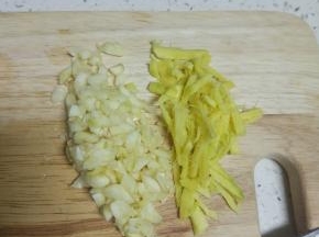 蒜姜切碎,备用