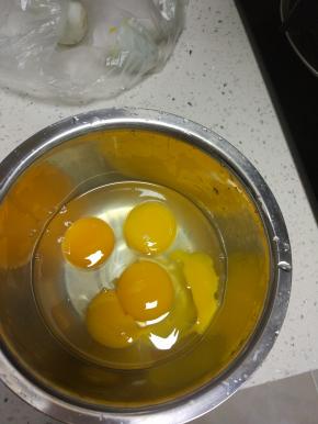 鸭蛋打入稍大点的容器内，打散备用