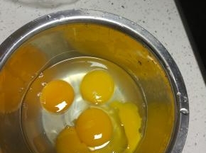 鸭蛋打入稍大点的容器内，打散备用