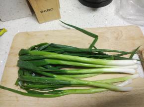 小葱洗干净,控干水分，切小段