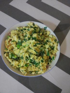 热锅加油,烧到8成热之后加入蛋液,待蛋液稍微凝固之后进行翻炒，两分钟左右就可以,千万不要炒老