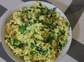 热锅加油,烧到8成热之后加入蛋液,待蛋液稍微凝固之后进行翻炒，两分钟左右就可以,千万不要炒老