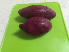 将紫薯洗干净，去皮