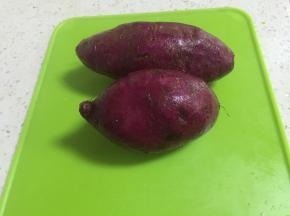 将紫薯洗干净，去皮