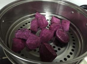 将紫薯切块，锅中加入水，紫薯块蒸煮5分钟，煮烂成泥
