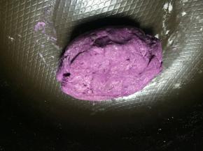 醒面5分钟，在面团上撒上面粉，揉至光滑的面团