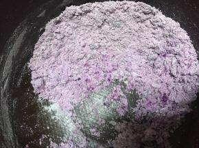 锅内加入面粉，将紫薯泥加入，揉匀
