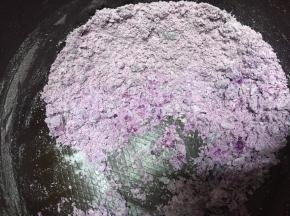 锅内加入面粉，将紫薯泥加入，揉匀