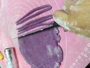 将面团擀开，撒上面粉，切条