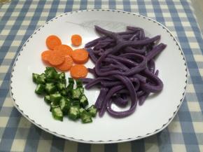 选取配菜，胡萝卜、秋葵，洗干净切片，煮熟