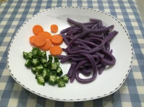 选取配菜，胡萝卜、秋葵，洗干净切片，煮熟