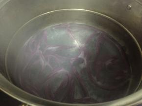 在锅内加入水，煮沸，加入紫薯面，煮5分钟左右