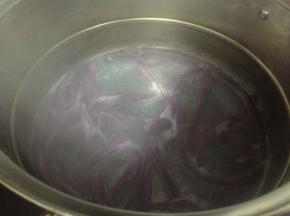 在锅内加入水，煮沸，加入紫薯面，煮5分钟左右