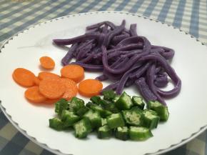 煮熟捞出，置于盘中，即可以食用，可在煮好的秋葵上加入鲜酱油。