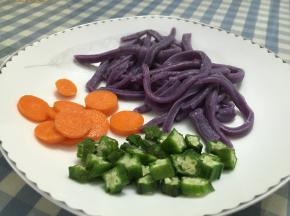 煮熟捞出，置于盘中，即可以食用，可在煮好的秋葵上加入鲜酱油。