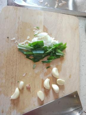 葱姜蒜,切碎,备用