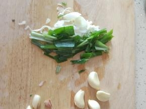 葱姜蒜,切碎,备用