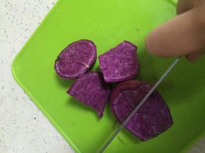 将紫薯洗干净，去皮切块