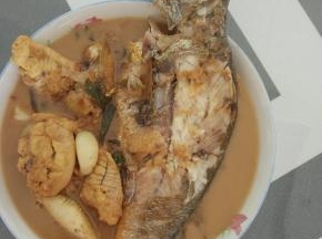 锅内放油加热,油多一些,加入葱姜蒜爆香之后加入黄花鱼,准备一小碗热水,加入酱油料酒,一点醋调匀,加入锅内,焖15分钟左右即可，鱼大的话，稍微延长点时间