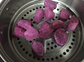 将锅中加入水，紫薯块蒸煮5分钟，煮烂成泥