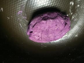 锅内加入自发粉，将紫薯泥加入，揉匀