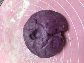 醒面、发酵15-20分钟，把面团拿出，用手指戳一下面团，洞不弹起，证明面团已经发好