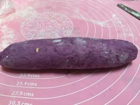 在面团上撒上面粉，揉至光滑的面团，排出气体，将面团揉成条