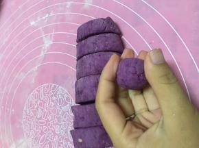 将揉成条的面团，切成楔子