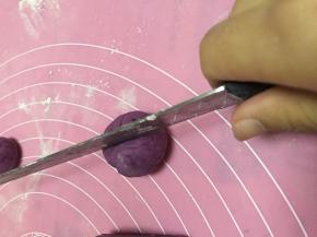 楔子揉圆，用刀在圆团上，切两道开口