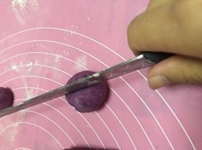 楔子揉圆，用刀在圆团上，切两道开口