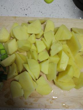 土豆去皮,切滚刀块备用