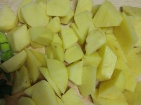 土豆去皮,切滚刀块备用