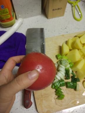 葱姜蒜切碎,备用,西红柿去皮切小块