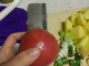 葱姜蒜切碎,备用,西红柿去皮切小块