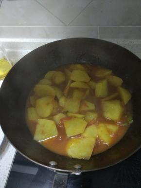 加入土豆块进行翻炒,之后加入适量的热水