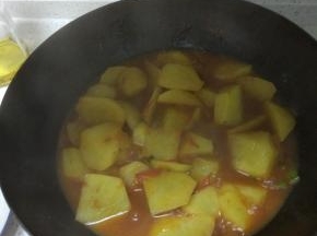 加入土豆块进行翻炒,之后加入适量的热水