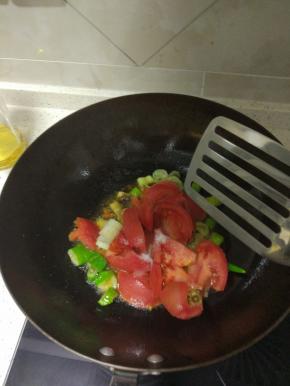 锅内放油,油热之后加入葱姜蒜,爆香,加入西红柿放入少许的盐,西红柿炒软烂