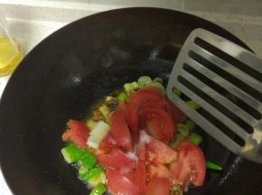 锅内放油,油热之后加入葱姜蒜,爆香,加入西红柿放入少许的盐,西红柿炒软烂