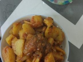 大火烧开之后加入酱油，耗油，根据口味加入适量的盐，转小火，十分钟左右炖熟