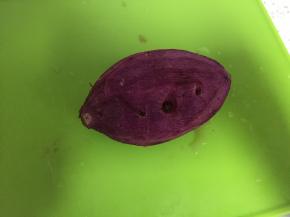 将紫薯洗干净，去皮