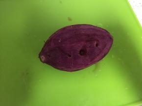 将紫薯洗干净，去皮