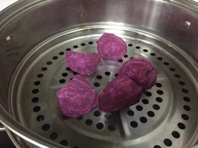 将紫薯切块，锅中加入水，紫薯块蒸煮5分钟，煮烂成泥