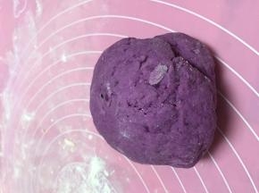锅内加入面粉，将紫薯泥加入，揉匀，醒面5分钟。再面团上撒上面粉，揉至光滑的面团