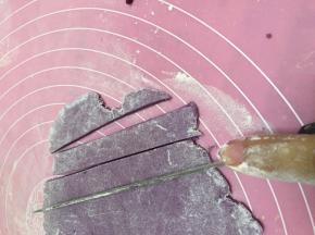 将面团擀开，撒上面粉，切条