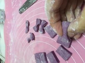 将小面条捏成蝴蝶状