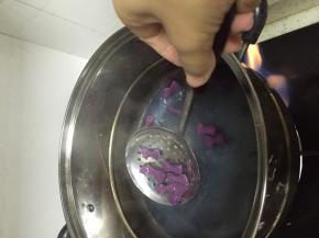 在锅内加入水，煮沸，加入蝴蝶面，煮5分钟左右