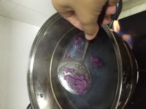 在锅内加入水，煮沸，加入蝴蝶面，煮5分钟左右